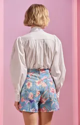 Short de denim celeste con estampado floral tropical y detalles de bordado en pedrería.