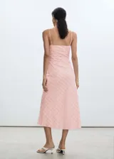 Vestido midi de tirantes finos con estampado de cuadros en tonos rosa y blanco. Diseño entallado con escote cuadrado y cierre de cremallera invisible en el lateral.