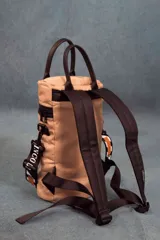 Matera estilo mochila color negro, confeccionada en nylon combinado con símil cuero. Cuenta con tapa con cierre metálico, bolsillo interno, asas y correa extensible.
