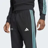 Pantalón de jogging Adidas Mercedes AMG Petronas Formula One Team DNA, color negro con tres tiras turquesas a los costados y logo estampado en la pierna.