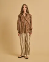 Camisa marrón con estampado de líneas verticales color crema, corte holgado y cuello clásico.