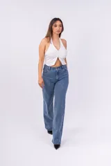 Pantalón de jean celeste con pequeños apliques brillantes, corte wide leg.