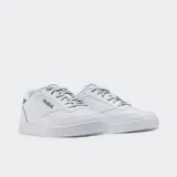 Championes Reebok Court Advance blancos con detalles en verde en el talón.