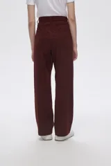 Pantalón de pana azul petróleo, de corte recto y tiro alto.