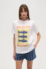 Remera blanca de algodón con cuello redondo y mangas cortas. Estampado frontal con diseño de peces azules sobre fondo a cuadros amarillos y texto "Isola di Capri" y "Amalfi Coast".