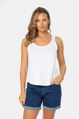 Musculosa azul con estampado de formas geométricas en blanco, escote redondo y botones decorativos en el frente.