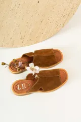 Sandalias marrones de cuero con diseño minimalista.