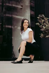 Chatitas de cuero con estampado animal print, con dos tiras cruzadas sobre el empeine y hebillas metálicas.