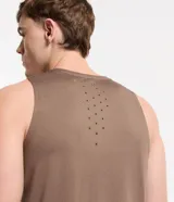Musculosa deportiva marrón de dry fit con cuello redondo y espalda con diseño laser cut.
