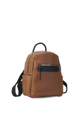 Mochila pequeña de símil cuero color negro, con bolsillo frontal con cierre, asa de mano y correas regulables.