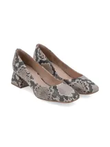 Zapato de cuero negro con estampado reptil, punta cuadrada y tacón intermedio forrado.