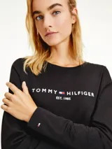 Remera negra de manga larga Tommy Hilfiger, confeccionada en algodón orgánico, con cuello redondo y logo estampado en el pecho.