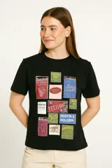Remera negra de algodón con cuello redondo y estampado de estilo vintage con imágenes de carteles y textos relacionados con el mundo del rodeo.