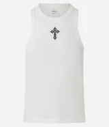 Musculosa blanca de algodón con cuello redondo, corte muscle y bordado de cruz texturizada en el pecho.
