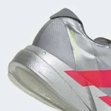 Championes Adidas Adizero Adios Pro 4, color gris con detalles en fucsia y suela plateada. Diseñados para corredores de alto rendimiento, con varillas de carbono ENERGYRODS 2.0 y tecnología de espuma LIGHTSTRIKE PRO.