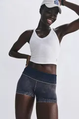 Musculosa deportiva blanca de tejido suave y ligero, con escote en V y espalda racerback.