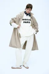 Buzo blanco de corte holgado con cuello redondo y puños y ruedo acanalados. Estampa frontal con la frase "Bisous Paris" en letras negras.