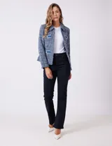 Chaqueta de tweed azul con cuello a la base, abertura central y bolsillos delanteros. Presenta puños con aplique de botones perlados y terminación desflecada. Incluye forro interno.