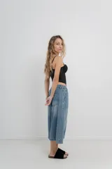 Bermuda de jean amplia, oversize, tiro medio.