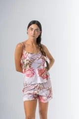 Pijama de seda estampada, compuesto por musculosa con escote en V y espalda recta, y short con elástico en la cintura. Puede incluir detalle de puntilla en el escote.