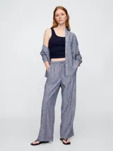 Pantalón de lino azul con textura, corte recto y cintura con cordón ajustable.