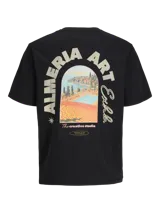 Remera negra de algodón con cuello redondo y manga corta. Estampado en la espalda con la frase "Almeria Art Exhb." y una imagen de un paisaje.