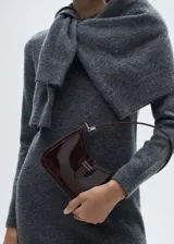 Vestido corto gris de tejido de lana con cuello redondo y manga larga.