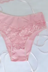 Bombacha tiro alto de algodón elastizado color rosa, con detalles de puntilla elastizada y fundillo de algodón.