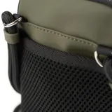 Bandolera mini color verde, confeccionada en símil cuero. Tiene correa regulable, acceso con cierre, un compartimento y un bolsillo externo con cierre.