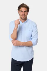 Camisa de lino color beige, de manga larga, cuello mao, medio abotonada y corte slim.