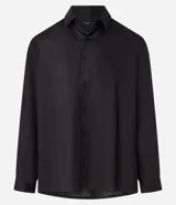 Camisa masculina de lino puro, color negro, con corte relajado, cuello inglés y manga larga con puños abotonados.