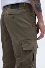 Pantalón cargo color verde oliva, con bolsillos laterales y bolsillo cargo con solapa y botones.