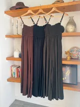 Mono largo de color blanco, con breteles finos y escote recto con volados.