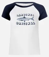 Remera blanca de algodón con mangas cortas raglán azul marino, cuello redondo y estampado de sardina con texto.
