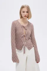 Saco de tejido de punto calado color marfil con escote en V y lazos para atar en el frente.