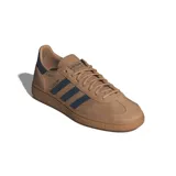 Championes Adidas Handball Spezial de gamuza color marrón claro con detalles en azul marino.