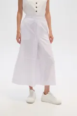 Pantalón blanco de lino, corte ancho, tiro alto y bolsillos laterales.