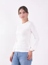 Blusa de manga larga color blanco hueso, con cuello redondo y corte ajustado.