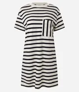 Vestido corto tipo t-shirt a rayas horizontales blancas y negras, con cuello redondo y bolsillo en el pecho.