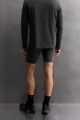 Mallas cortas de entrenamiento negras confeccionadas en tejido técnico y elástico en cuatro direcciones. Cuentan con cintura elástica ajustable con cordón interior, bolsillos laterales de fácil acceso y logo estampado en la espalda.