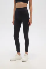 Calza negra de calce alto y al cuerpo.