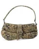 Cartera tipo baguette con estampado animal print en tonos marrones y verdes, con asa corta y cierre con hebilla metálica.