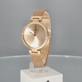 Reloj Jacques Lemans de dama, modelo 1-2110L de la línea Milano. Caja de acero con acabado IP rosado de 34 mm de diámetro. Pulsera de acero con acabado IP rosado. Sumergible hasta 5 ATM.