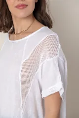 Blusa italiana de lino color blanco, de corte suelto con detalle de calado en hombros y mangas.