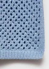 Falda midi de crochet color celeste, con cintura elástica.