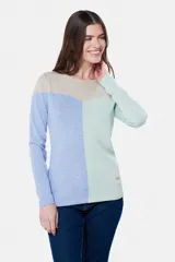Buzo tejido de punto con diseño de bloques de color: azul marino en la parte superior, beige en la mitad izquierda y lila en la mitad derecha.