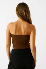 Top strapless negro ajustado al cuerpo con tachas plateadas.