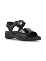 Sandalias negras con dos tiras de cuero sintético con textura de piel de serpiente, una sobre los dedos y otra alrededor del tobillo con cierre de velcro.