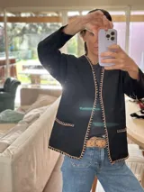 Blazer de simil gamuza negro con bordados en camel alrededor, diseño ligero y blando.