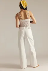 Jean blanco de corte recto y tiro alto, con bolsillos laterales y traseros.